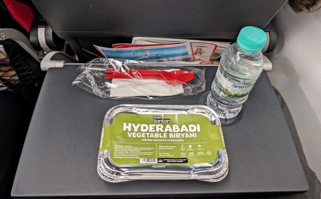 超越包装,智驭云端味觉的精密艺术——吕工机械全自动航空餐盒包装生产线