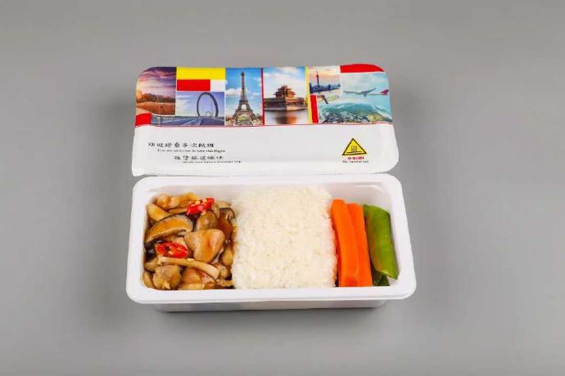 专业定制:吕工机械航空餐盒封口机,赋能中央厨房自动化升级