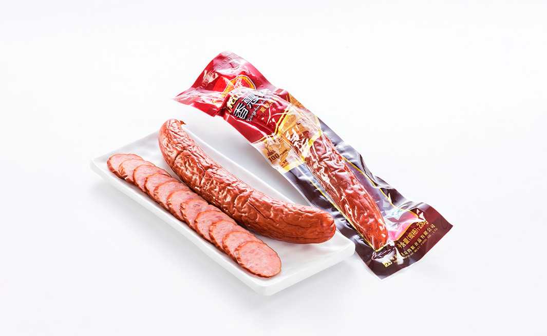 告别人工包装，吕工机械打造高速稳定香肠包装产线