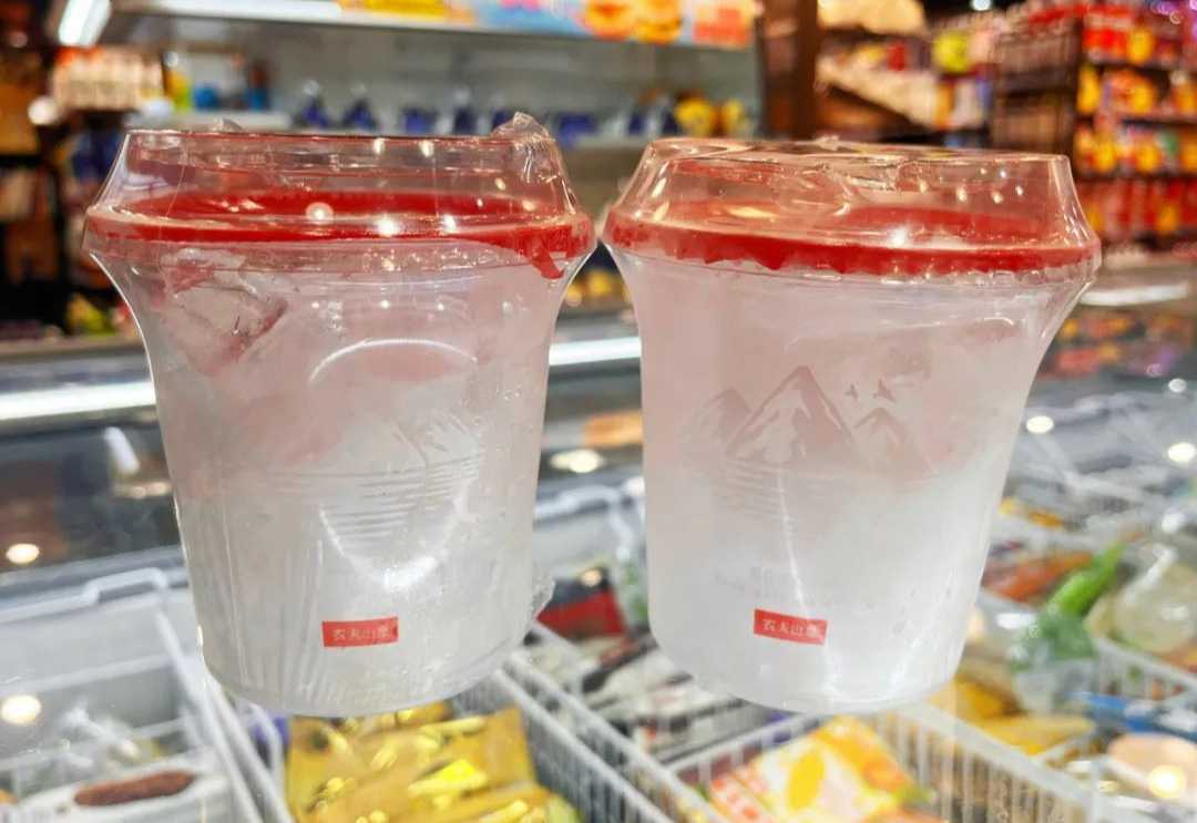 抢占夏季清凉经济：吕工机械高产能冰杯灌装机，解决您的生产瓶颈